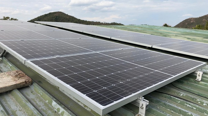 Imagen paneles solares en finca La Miel